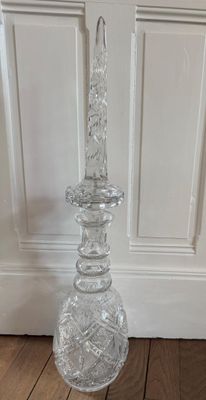 un vase en verre posé sur un parquet