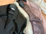 un tas de vêtements posés sur une table