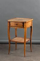 Petite table d’appoint en noyer ouvrant à un tiroir en ceint…