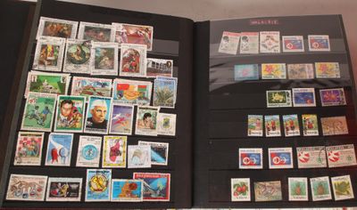 un livre avec beaucoup de timbres