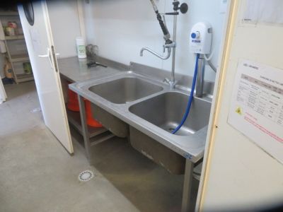 a kitchen with a sink and a faucet in it