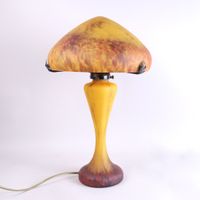 Lampe en verre nuagé à dominante orange ; monture en métal.