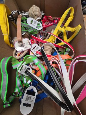 une boîte en carton remplie d'objets divers, comme des ciseaux et des cordons