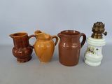 Quatre types de vases différents sont alignés sur une table