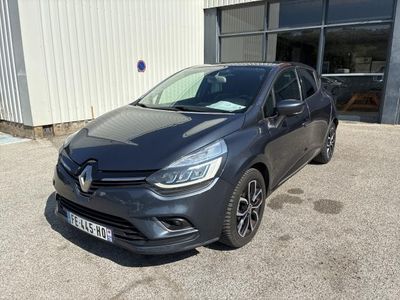 une voiture grise garée devant un bâtiment