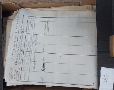 une boîte contenant beaucoup de papiers