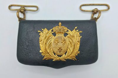 un gros plan d'un sac à main orné d'un emblème doré