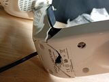 une machine à coudre blanche posée sur une table en bois