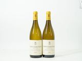 deux bouteilles de vin blanc posées l'une à côté de l'autre sur une surface blanche