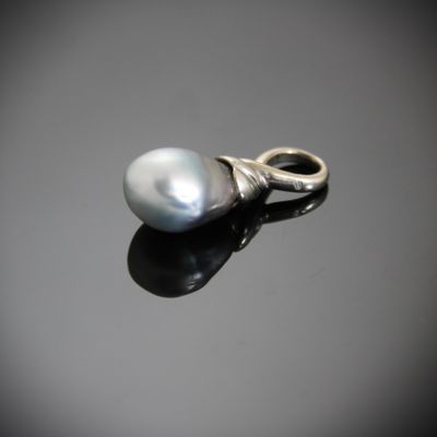 Pendentif retenant une perle baroque début XXe siècle gris c…