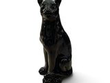 une image représentant une statue de chat noir sur fond blanc