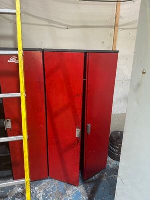 deux casiers rouges placés l'un à côté de l'autre dans une pièce