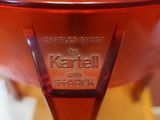 un verre à vin rouge sur lequel est inscrit le nom d'un restaurant