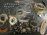 plusieurs types de colliers et de bracelets différents disposés sur une table