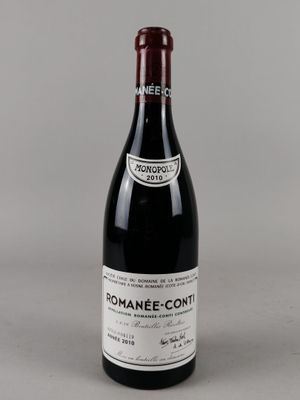 une bouteille de vin posée sur une table