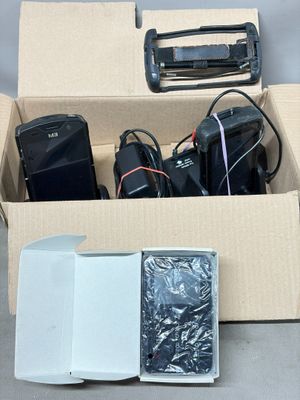 une boîte contenant tout un tas d'appareils électroniques