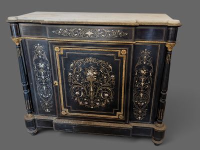 une commode peinte en noir et or, avec un plateau en marbre