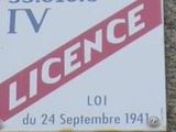 un panneau posé au sol sur lequel on peut lire « licence TV du salon »