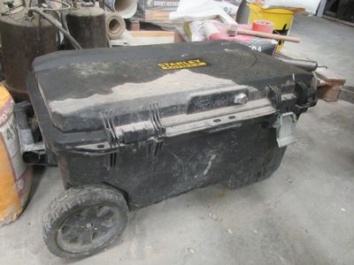 une boîte noire posée sur un chariot dans un garage