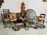 une table sur laquelle sont posés de nombreux objets anciens