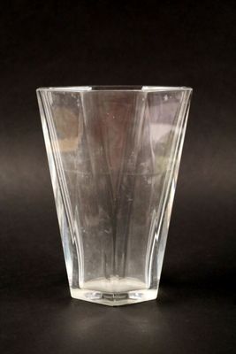 un verre contenant une fleur, posé sur une table