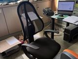 un bureau avec un ordinateur et une chaise dans une pièce