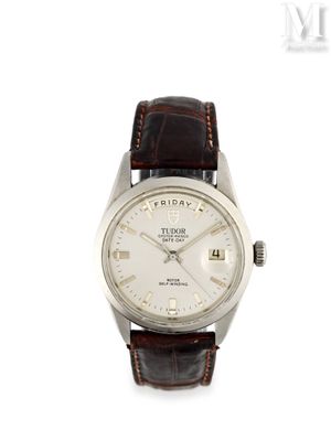 une image d'un gros plan d'une montre-bracelet sur un fond blanc