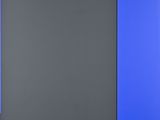 un mur bleu et gris avec une porte noire et blanche