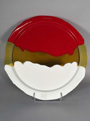 une assiette rouge et blanche ornée d'un motif jaune et rouge