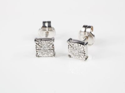 Paire de puces d'oreilles en or gris, formées d'un carré lap…
