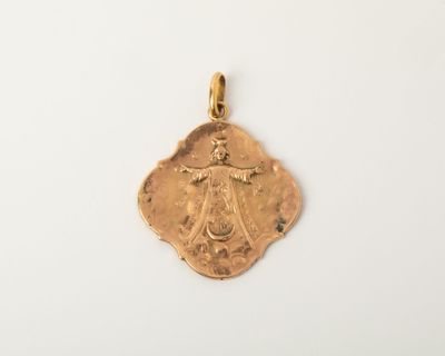 gros plan d'une pièce d'or sur une surface blanche