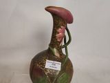 un vase orné d'une fleur, posé sur un socle transparent