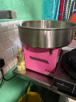 une machine posée sur un comptoir