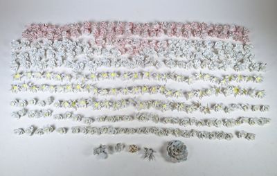 de nombreuses perles au crochet sur un fond blanc