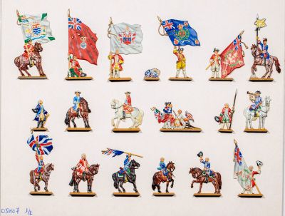 de nombreuses figurines représentant des personnes à cheval et brandissant des drapeaux