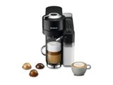 gros plan d'une tasse de café à côté d'une cafetière