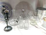 une table sur laquelle se trouvent de nombreux objets en verre