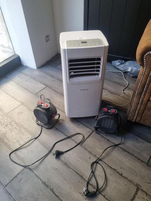 un petit climatiseur posé par terre à côté d'une chaise