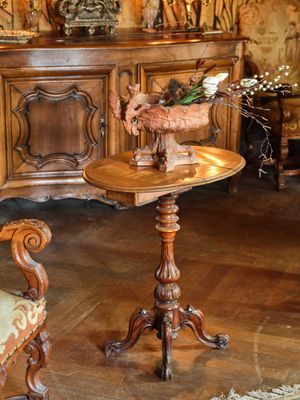une table en bois sur laquelle est posé un vase, dans un salon