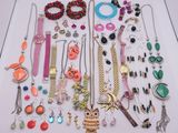 de nombreux colliers et bracelets disposés sur une table