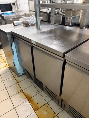 des plans de travail en acier inoxydable dans une cuisine professionnelle offrant un grand espace de travail