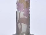 un vase en verre orné d'un motif floral