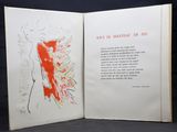 un livre ouvert sur lequel figure le dessin d'une femme en robe rouge