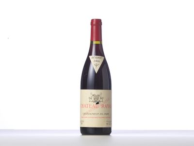 une bouteille de vin rouge posée sur une table, à côté d'un verre de vin