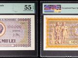 Trois types différents de billets de banque sont exposés dans une vitrine.