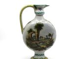 un vase blanc avec un tableau posé sur une table