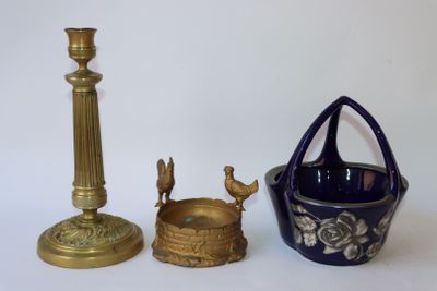 deux bougeoirs et un vase sur la table