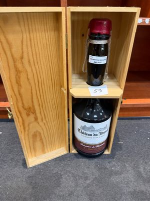 deux bouteilles de vin dans un coffret en bois