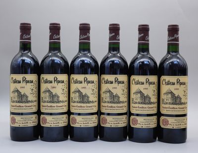 six bouteilles de vin sont alignées dans une rangée