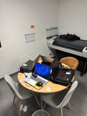 une petite table sur laquelle est posé un ordinateur portable